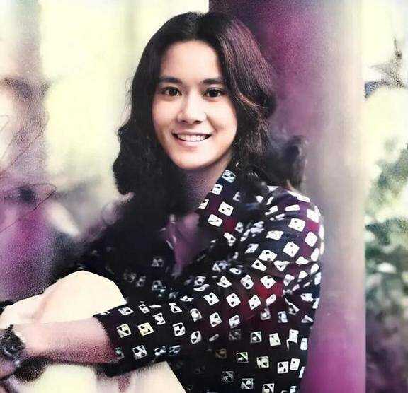 中国影视界一一香港著名女艺人苗可秀 苗可秀(1952-) 原名陈咏悯