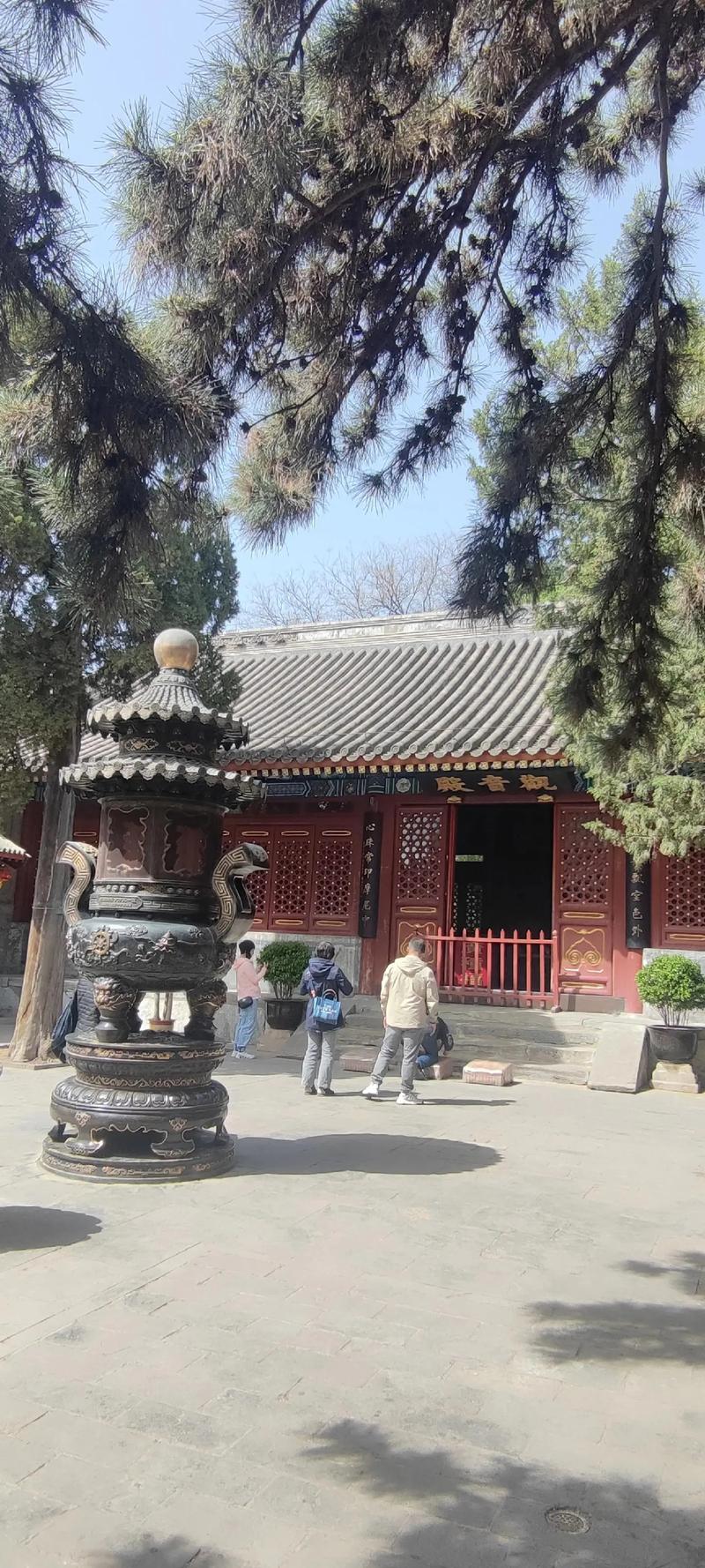 法源寺又称悯忠寺,位于北京市西城区法源寺前街7号,始建于唐贞
